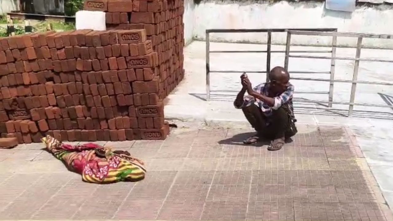 Indian Railways: ট্রেনের ভিতরই মৃত্যু মহিলার, ৬ ঘণ্টা স্ত্রীর দেহ নিয়ে প্ল্যাটফর্মে বসে থাকলেন স্বামী