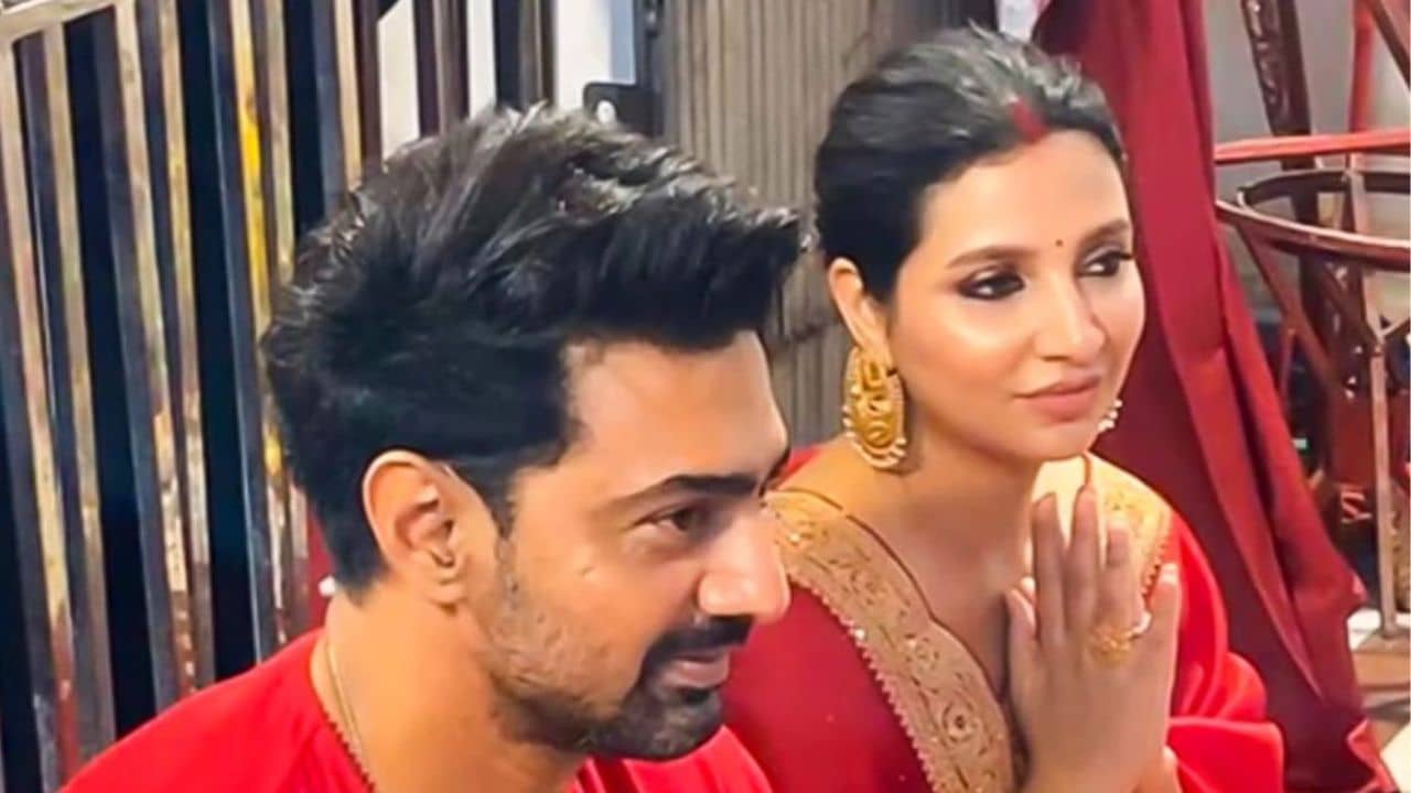 ফের পোশাকে রং মিলান্তি, নজরুল মঞ্চের পর এবার বড়মার সামনে পাশাপাশি দেব-শুভশ্রী