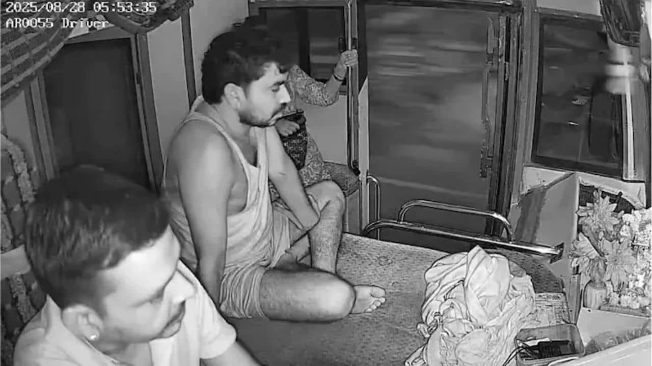 Rajasthan: হেল্পারকে বাস চালাতে বলে পাশে বসলেন, চালকের হাতে স্টিয়ারিং থাকলে কী হত ভেবেই শিউরে উঠছেন যাত্রীরা