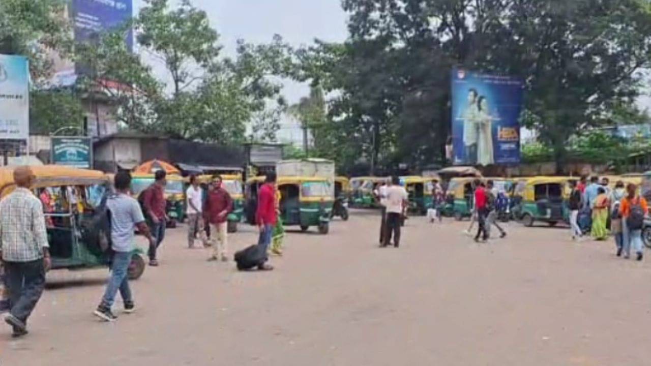 Durgapur: চাকা গড়াল না ২৫০-র বেশি মিনিবাসের, চলল না ২০০০ উপর অটো, শহরে চরম বিপাকে যাত্রীরা