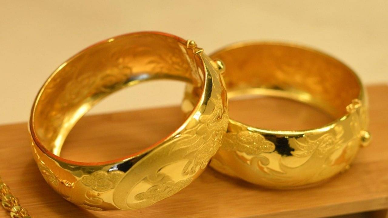 Gold Price on 30 August:  কলকাতায় রেকর্ড দাম বাড়ল সোনার, সাধ্যের বাইরে চলে যাচ্ছে রুপোও?