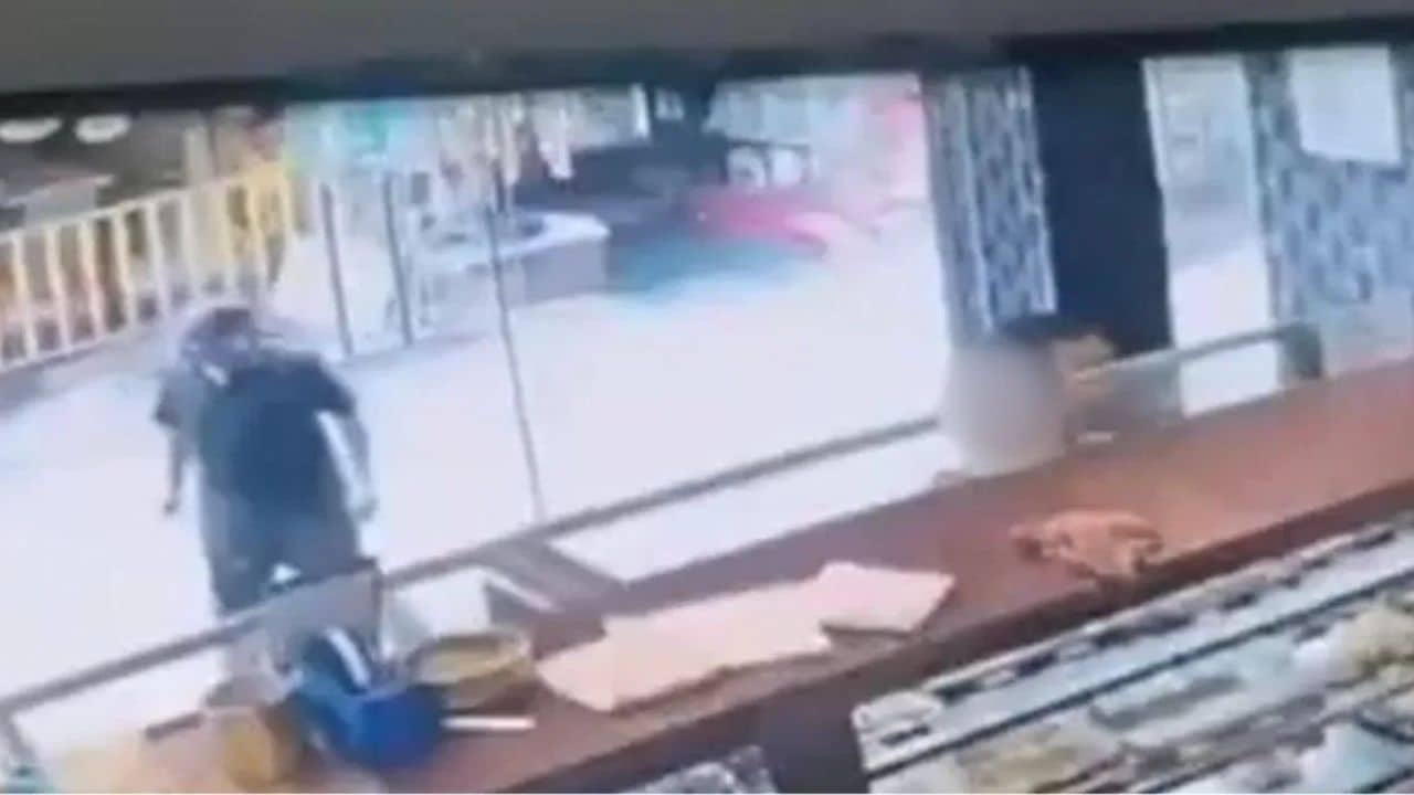 Uttarpara Minor Girl Physically Harassed: মিষ্টির দোকানে নাবালিকার এখানে-সেখানে হাত, চুম্বনের চেষ্টা, পুলিশ গ্রেফতার করল সেই অভিযুক্তকে