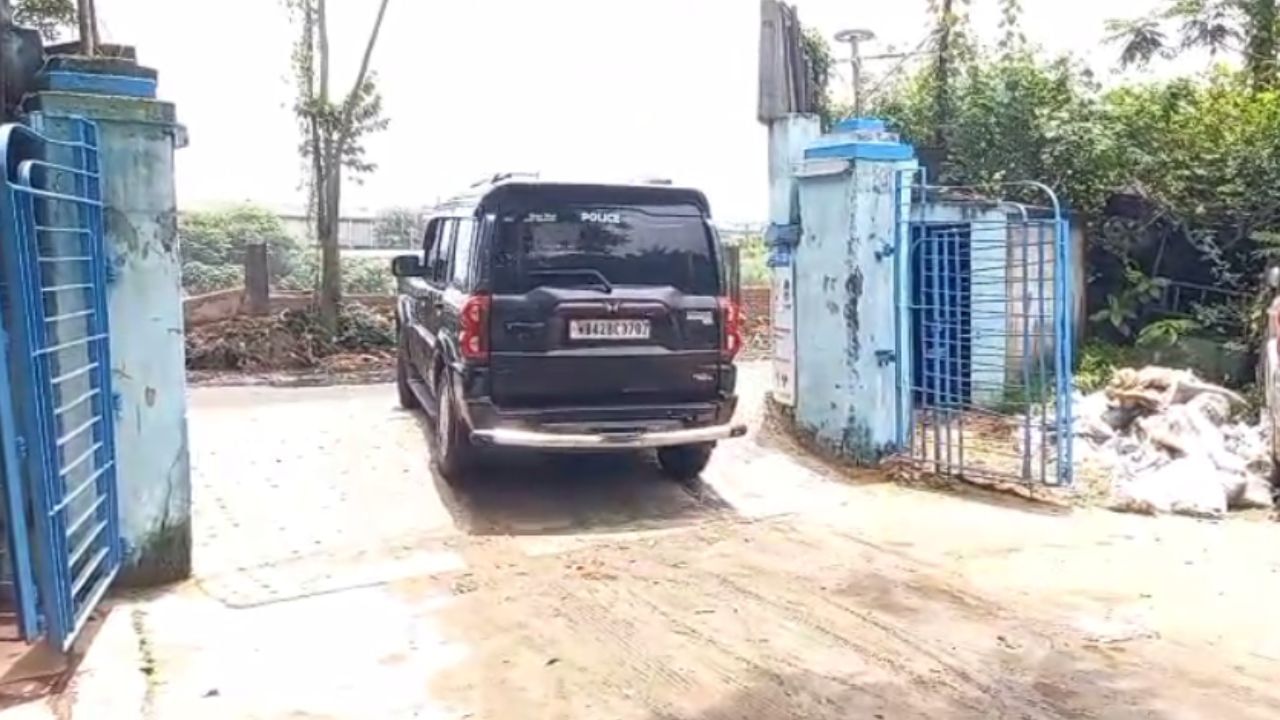 Howrah: ৯ বছরের নাবালিকাকে ধর্ষণের অভিযোগ, গ্রেফতার গৃহশিক্ষিকার স্বামী Howrah: ৯ বছরের নাবালিকাকে ধর্ষণের অভিযোগ, গ্রেফতার গৃহশিক্ষিকার স্বামী