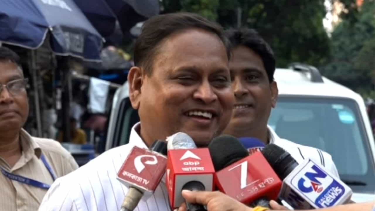 Humayun Kabir and Abhishek Banerjee: 'বৃক্ষ তোমার নাম কী? ফলে পরিচয়!', অভিষেক-সাক্ষাৎ শেষে মুচকি হেসে হুমায়ুনের হেঁয়ালি Humayun Kabir and Abhishek Banerjee: 'বৃক্ষ তোমার নাম কী? ফলে পরিচয়!', অভিষেক-সাক্ষাৎ শেষে মুচকি হেসে হুমায়ুনের হেঁয়ালি