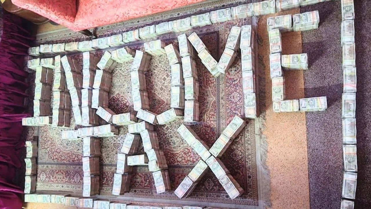 Black Money Recovered: গুনতে গুনতে দিন কাবার, কত টাকা আছে বলুন তো? বাড়িতে নোটের পাহাড় দেখে মাথা ঘুরছে আয়কর কর্তাদের!
