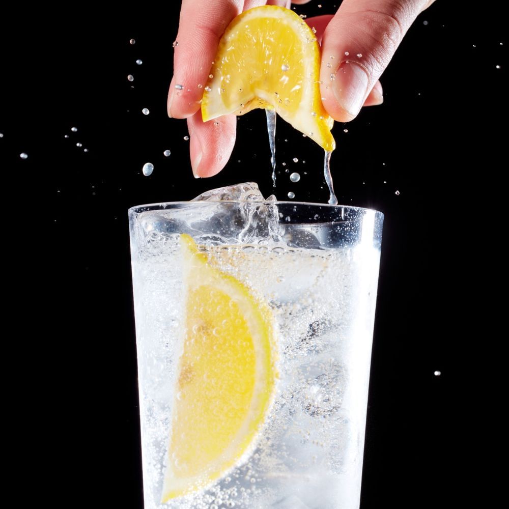 এ বার এক গ্লাস ঈষদুষ্ণ জলে পাতিলেবুর রস, মধু ও নুন ভাল করে মেশান। ওই পানীয় খেলে টনসিলের ব্যথা অনেকটাই কমবে। চেষ্টা করতে হবে ওই লেবুর জল দিনে ৩-৪ বার পান করার। তা হলে বেশি উপকার পাবেন। (Credit -Canva) 
