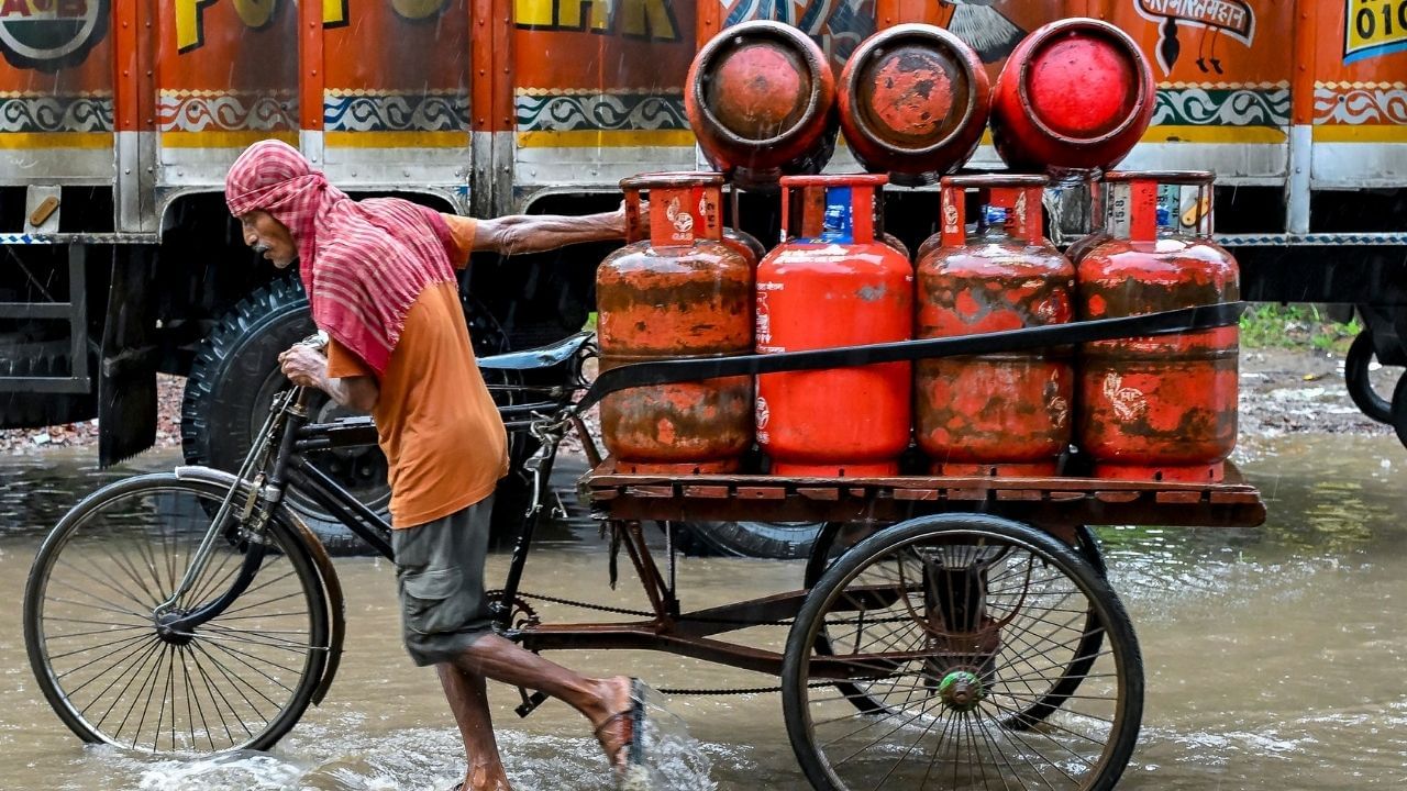 LPG Cylinder Price: পুজোর আগেই বিরাট সুখবর, মাসের প্রথম দিনেই কমে গেল রান্নার গ্যাসের দাম LPG Cylinder Price: পুজোর আগেই বিরাট সুখবর, মাসের প্রথম দিনেই কমে গেল রান্নার গ্যাসের দাম