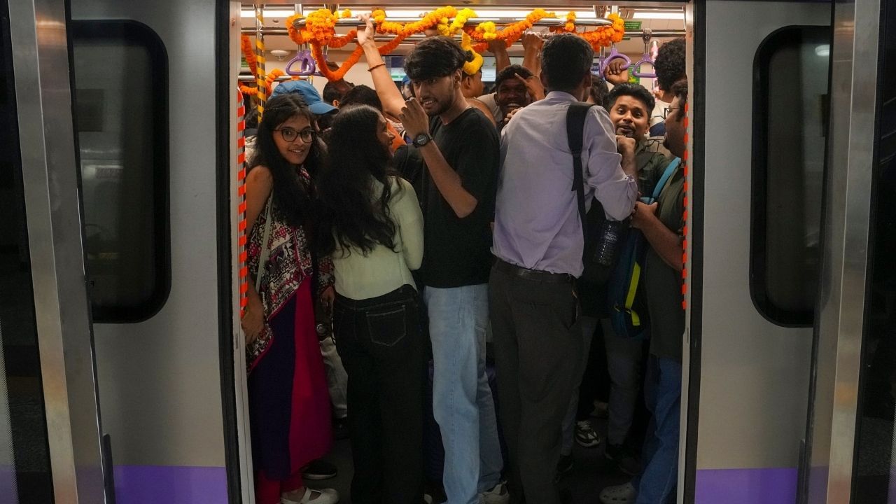 Kolkata Metro: প্রথমদিনেই ছক্কা Howrah টু Sec V-এর! একদিনে লক্ষ লক্ষ টাকার আয়, রেকর্ড কলকাতা মেট্রোর