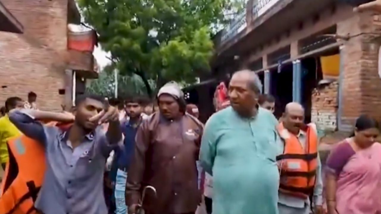 Waterlogging: 'সোজা স্বর্গে যাবেন', গঙ্গার জল বুক সমান পৌঁছতেই বাসিন্দাদের জ্ঞানের 'উবাচ' মন্ত্রীর Waterlogging: 'সোজা স্বর্গে যাবেন', গঙ্গার জল বুক সমান পৌঁছতেই বাসিন্দাদের জ্ঞানের 'উবাচ' মন্ত্রীর