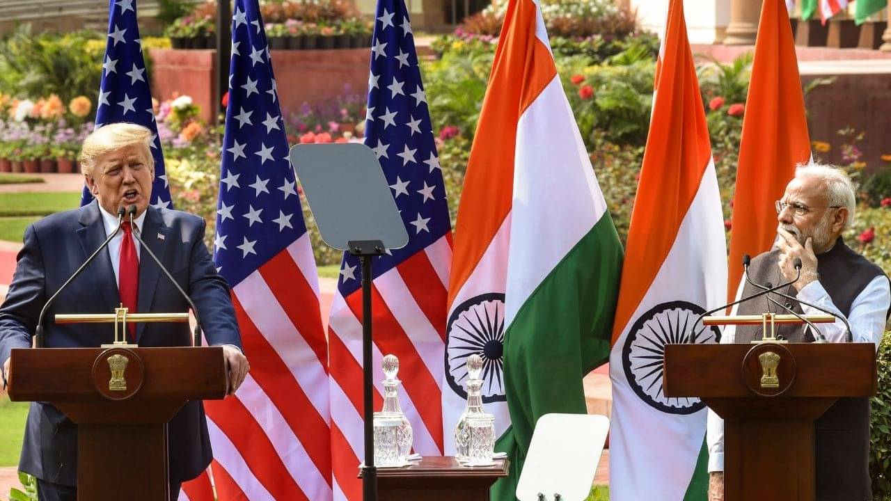 US Tariff on India: একা কেন ভারতকেই নিশানা করা হচ্ছে? দেশের অন্দরেই এবার শুল্ক নিয়ে প্রশ্নের মুখে ট্রাম্প! কী করবেন?