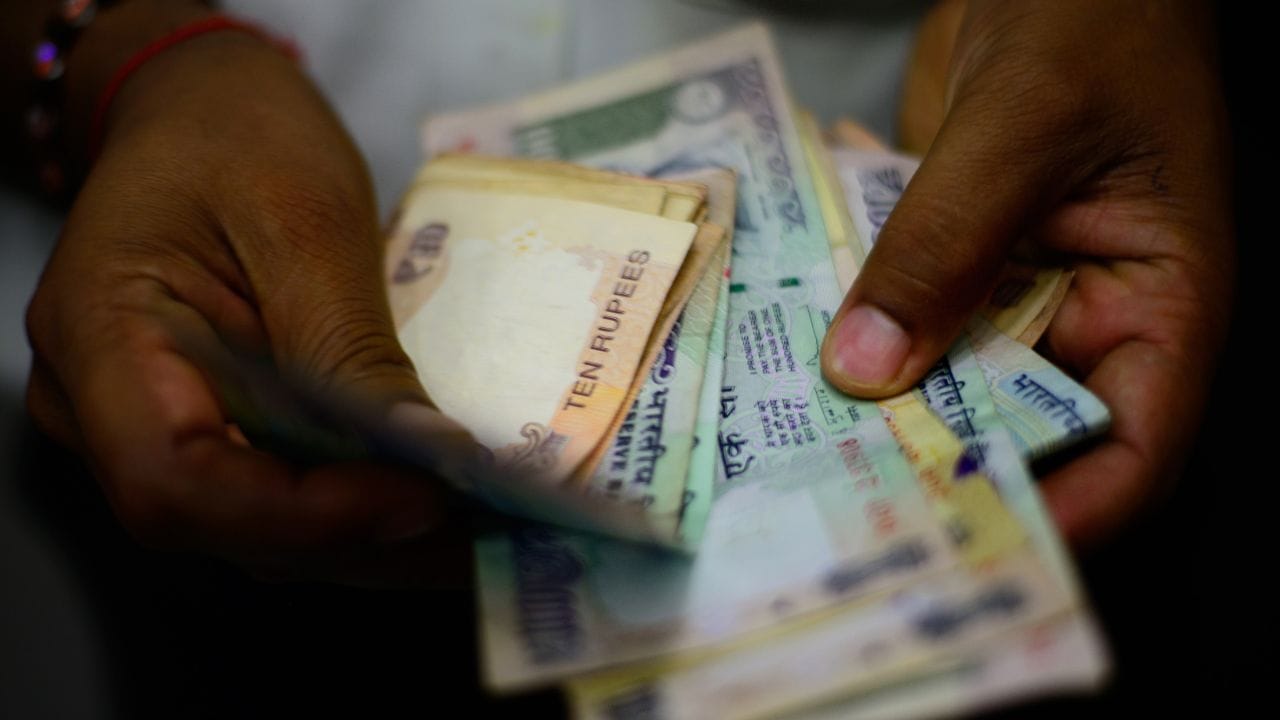 DA Hike: শেষবারের ডিএ! শতাংশের পারদ কতটা উঠবে? সেই দিকেই তাকিয়ে সরকারি কর্মীরা DA Hike: শেষবারের ডিএ! শতাংশের পারদ কতটা উঠবে? সেই দিকেই তাকিয়ে সরকারি কর্মীরা