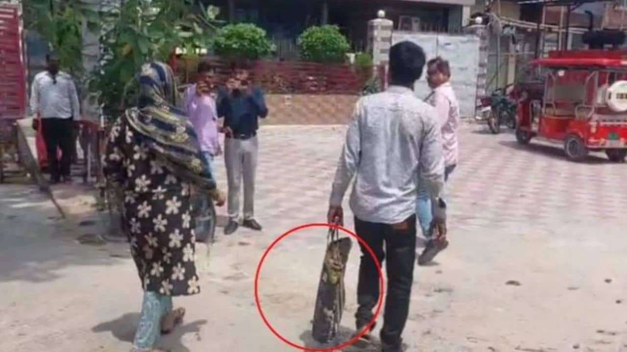 Uttar Pradesh: নবজাতকের দেহ ব্যাগে ভরে জেলাশাসকের দফতরে ব্যক্তি, কারণ জানলে চোখে জল আসবে