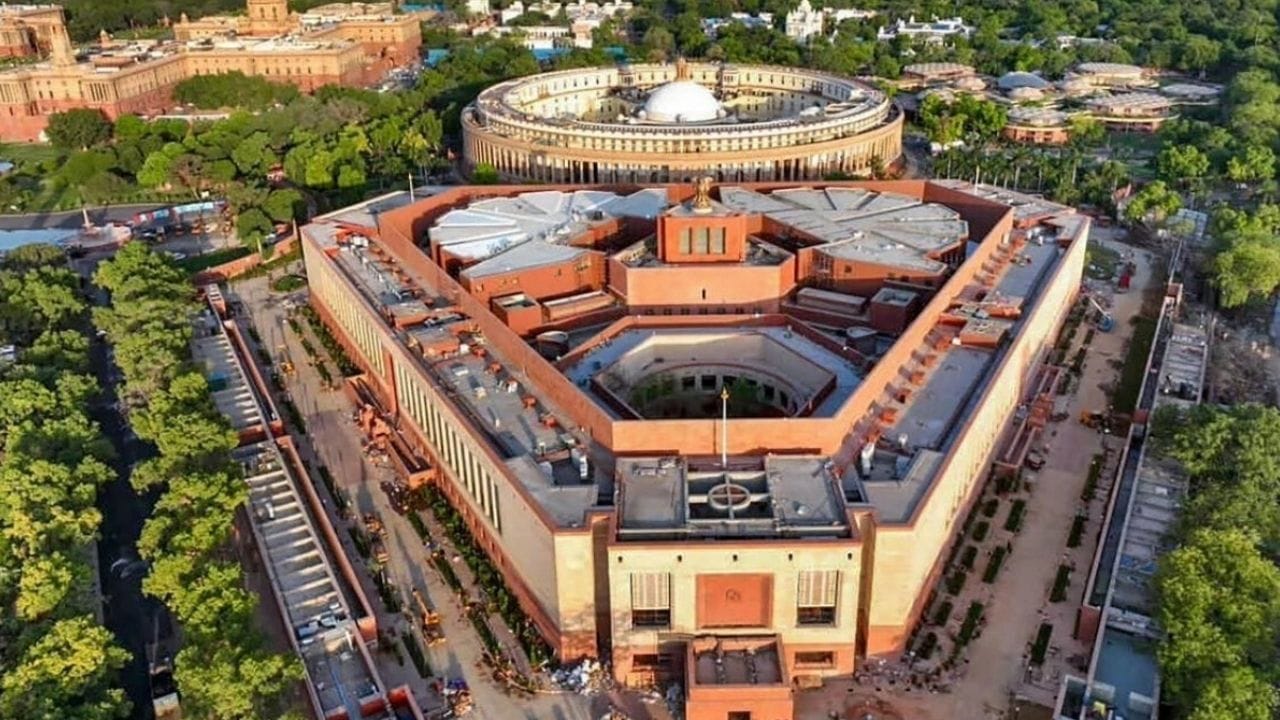 Parliament Security Breach: গরুড়দ্বার পর্যন্ত পৌঁছে গিয়েছিল... সংসদের পাঁচিল টপকে ঢুকে পড়লেন অজ্ঞাত ব্যক্তি! Parliament Security Breach: গরুড়দ্বার পর্যন্ত পৌঁছে গিয়েছিল... সংসদের পাঁচিল টপকে ঢুকে পড়লেন অজ্ঞাত ব্যক্তি!