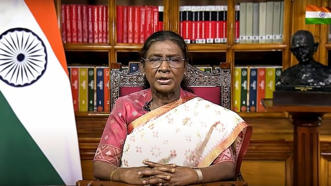 স্বাধীনতা দিবসের আগের সন্ধ্যায় রাষ্ট্রপতির মুখে সিঁদুর-প্রশংসা স্বাধীনতা দিবসের আগের সন্ধ্যায় রাষ্ট্রপতির মুখে সিঁদুর-প্রশংসা