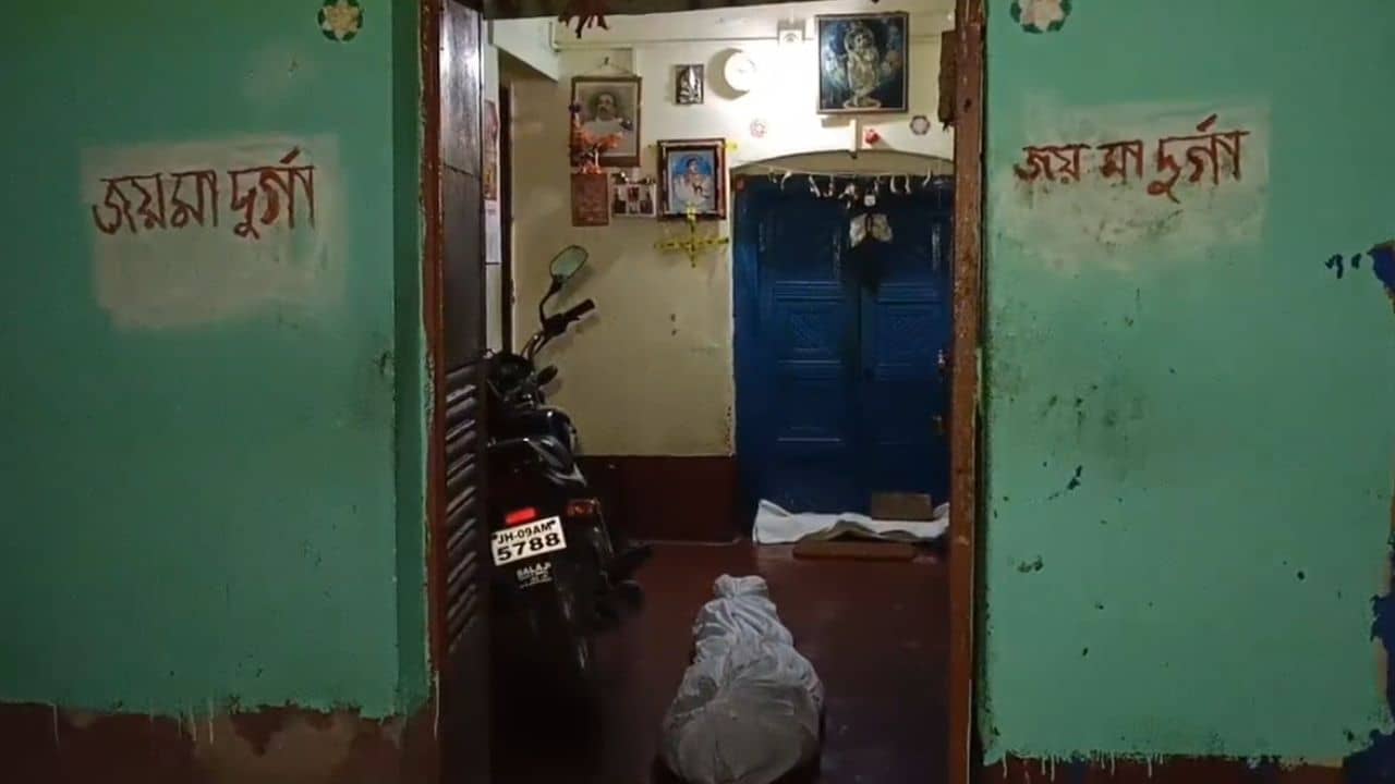 Purulia: কোটি টাকার তছরুপ, মৃত আমানতকারীর দেহ ফেলে বিক্ষোভ পোস্টমাস্টারের বাড়িতে!