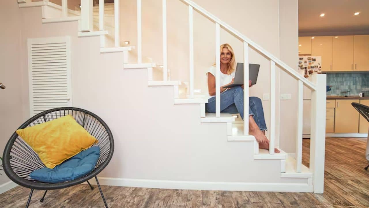 সংসারে শ্রীবৃদ্ধি চান? সিঁড়ির তলায় ভুলেও রাখবেন না এসব