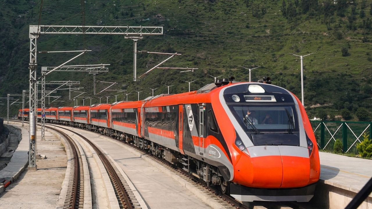 Railways: রাতে কেন বেশি স্পিডে ছোটে দূরপাল্লার ট্রেন জানেন? Railways: রাতে কেন বেশি স্পিডে ছোটে দূরপাল্লার ট্রেন জানেন?