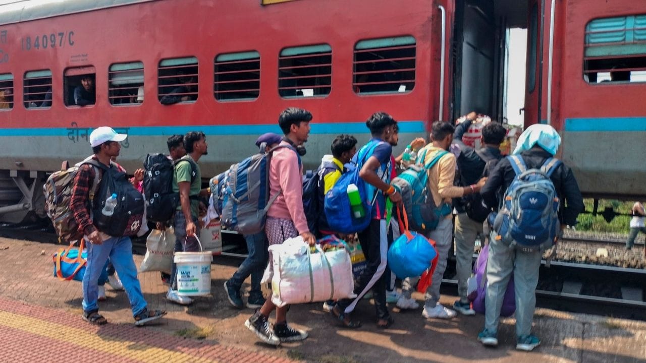 Train Rules: নতুন নিয়ম, ওয়েটিং লিস্টের টিকিট নিয়ে ট্রেনে উঠলে মোটা টাকা জরিমানা Train Rules: নতুন নিয়ম, ওয়েটিং লিস্টের টিকিট নিয়ে ট্রেনে উঠলে মোটা টাকা জরিমানা