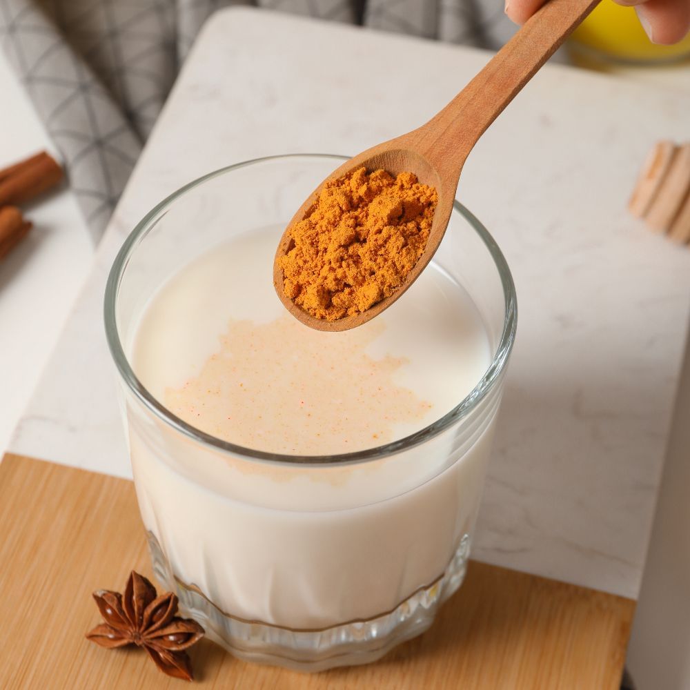 টনসিলের ব্যথা কমাতে এক গ্লাস গরম দুধে হলুদ গুঁড়ো মেশান। হলুদের মধ্যে অ্যান্টিইনফ্লেমেটরি ও অ্যান্টিঅক্সিডেন্ট উপাদান আছে। যা টনসিলের ব্যথা ও সংক্রমণ কমাতে পারে। হলুদ মেশানো দুধ খেলে সর্দি ও কাশির হাত থেকে যে কেউ মুক্তি পাবেন। (Credit -Canva) 