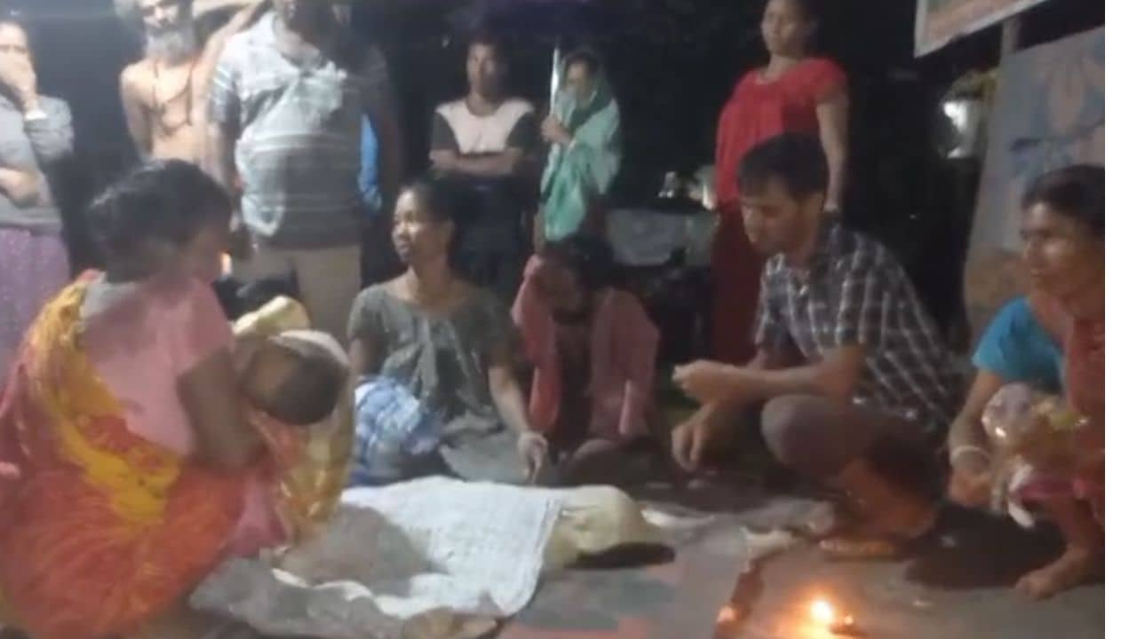 Jalpaiguri: বৃষ্টিতে ভেঙে পড়ল প্রতিবেশীর বাড়ির মাটির দেওয়াল, আর ঘুম ভাঙল না ভাই-বোনের