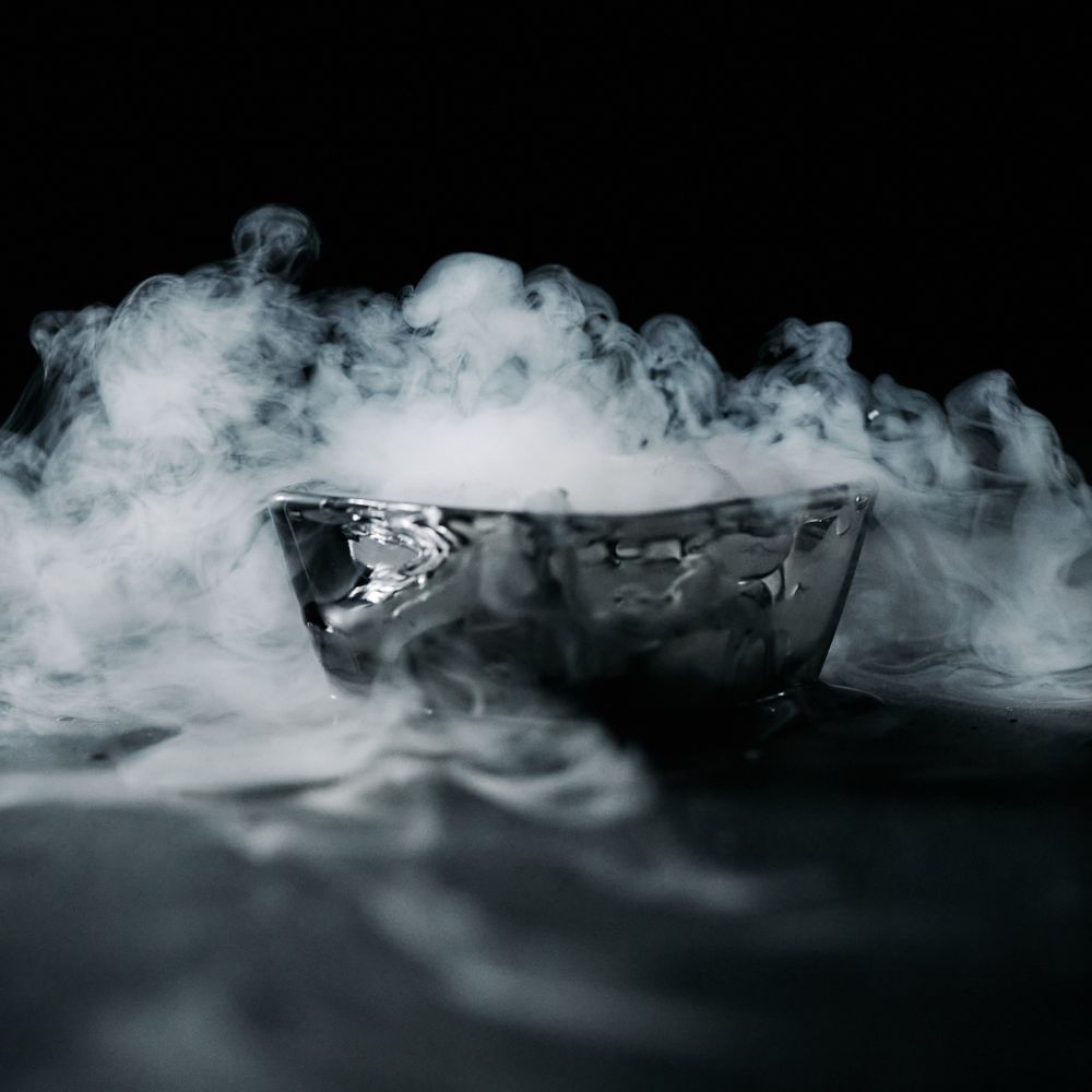 এর জন্য এক গ্লাস গরম জল নিতে হবে। এর মধ্যে নুন মেশান। এ বার জলে ভেপার নিতে হবে। আর ভেপার নেওয়ার সময় অতি অবশ্যই কান ও মাথা কাপড় বা তোয়ালে দিয়ে মুড়িয়ে নিতে হবে। এমনটা করলে টনসিলের সংক্রমণ কমবে ও বুকে জমে থাকা মিউকাস অনেকটাই পরিষ্কার হয়ে যাবে। (Credit -Canva) 
