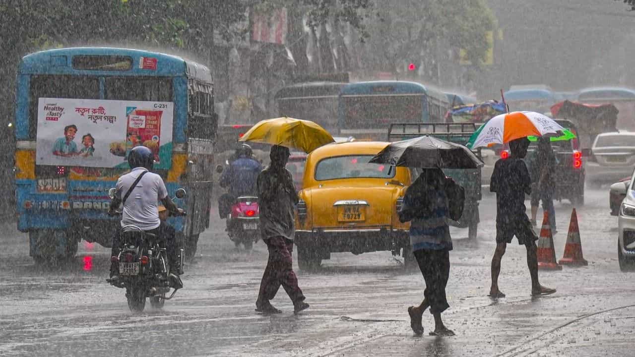 West Bengal Weather: উইকএন্ডের প্ল্যানে কি জল ঢালবে 'গোমড়া' আকাশ? কোথায় কোথায় ঝড়-বৃষ্টি হবে, জেনে নিন লেটেস্ট আপডেট West Bengal Weather: উইকএন্ডের প্ল্যানে কি জল ঢালবে 'গোমড়া' আকাশ? কোথায় কোথায় ঝড়-বৃষ্টি হবে, জেনে নিন লেটেস্ট আপডেট