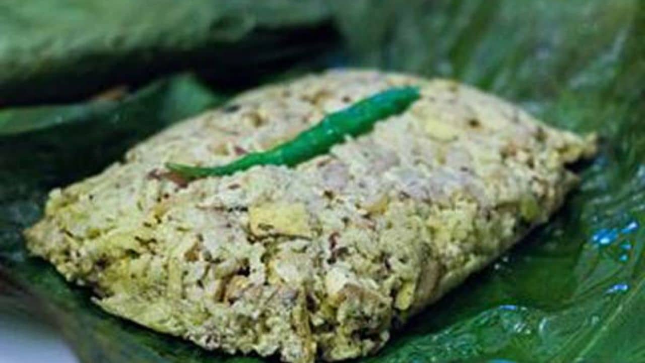 গরম ভাতে মোচার পাতুরি, একবার খেলে ইলিশ, ভেটকি ভুলে যাবেন!