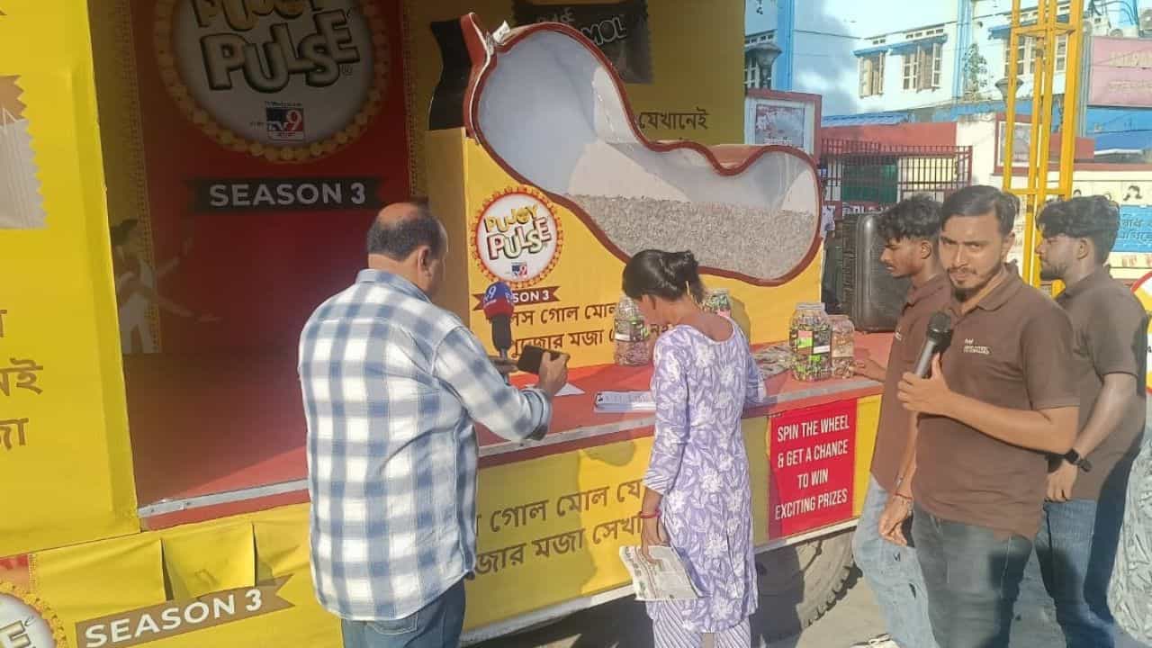 ঢাকের বাদ্যি বেজে গিয়েছে। আর সেই সঙ্গে শুরু হয়ে গিয়েছে দুর্গাপুজো। বাংলা-জুড়ে এখন উৎসবের আমেজ। তারই মাঝে জেলায় জেলায় ঘুরছে পুজোয় পালসের ট্যাবলো। গোটা বাংলা ঘুরে এবার উত্তরবঙ্গতে পৌঁছে গেল পুজোয় পালস।