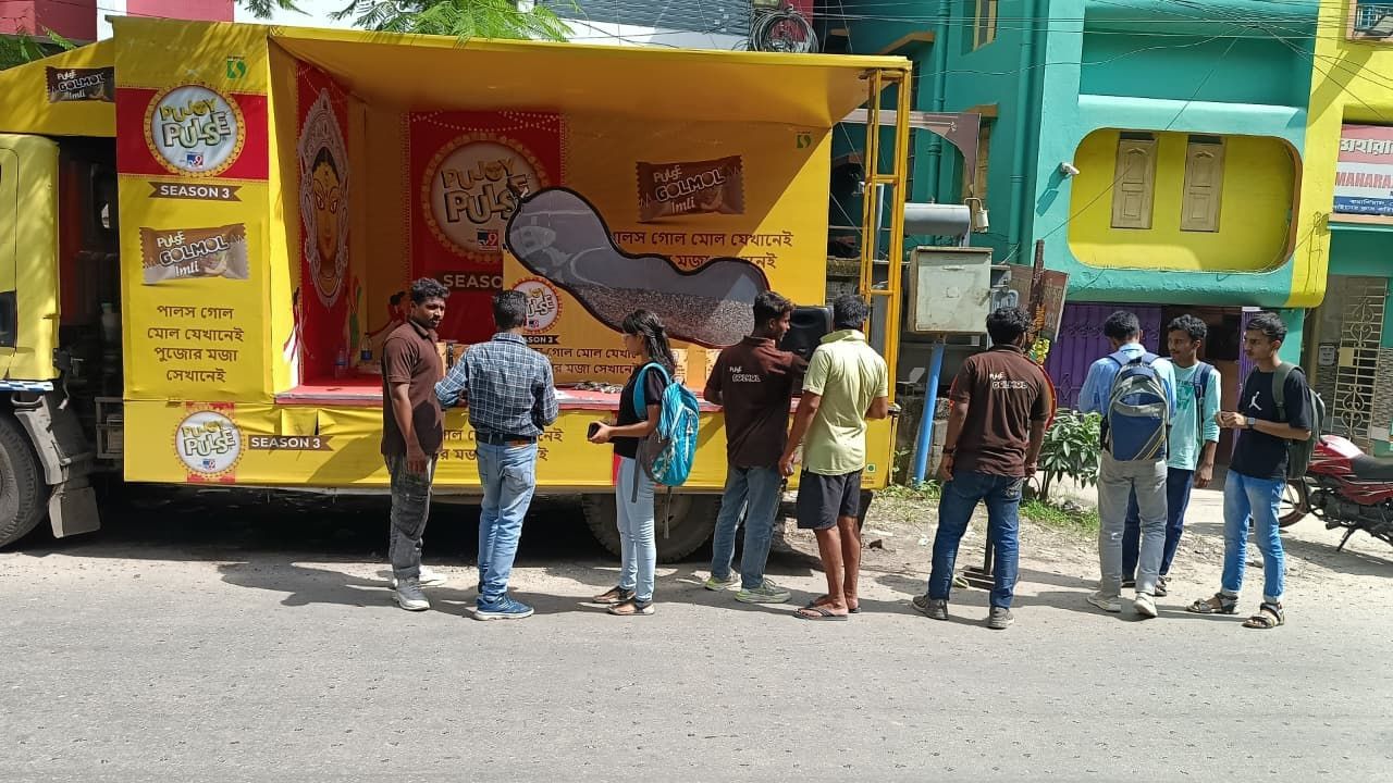 রাজ্যের কোণায় কোণায় পৌঁছে যাচ্ছে পুজোয় পালসের ক্যান্টার। কখনও তা যাচ্ছে লাল মাটির সরানে, কখনও বা যাচ্ছে উত্তরবঙ্গে। 