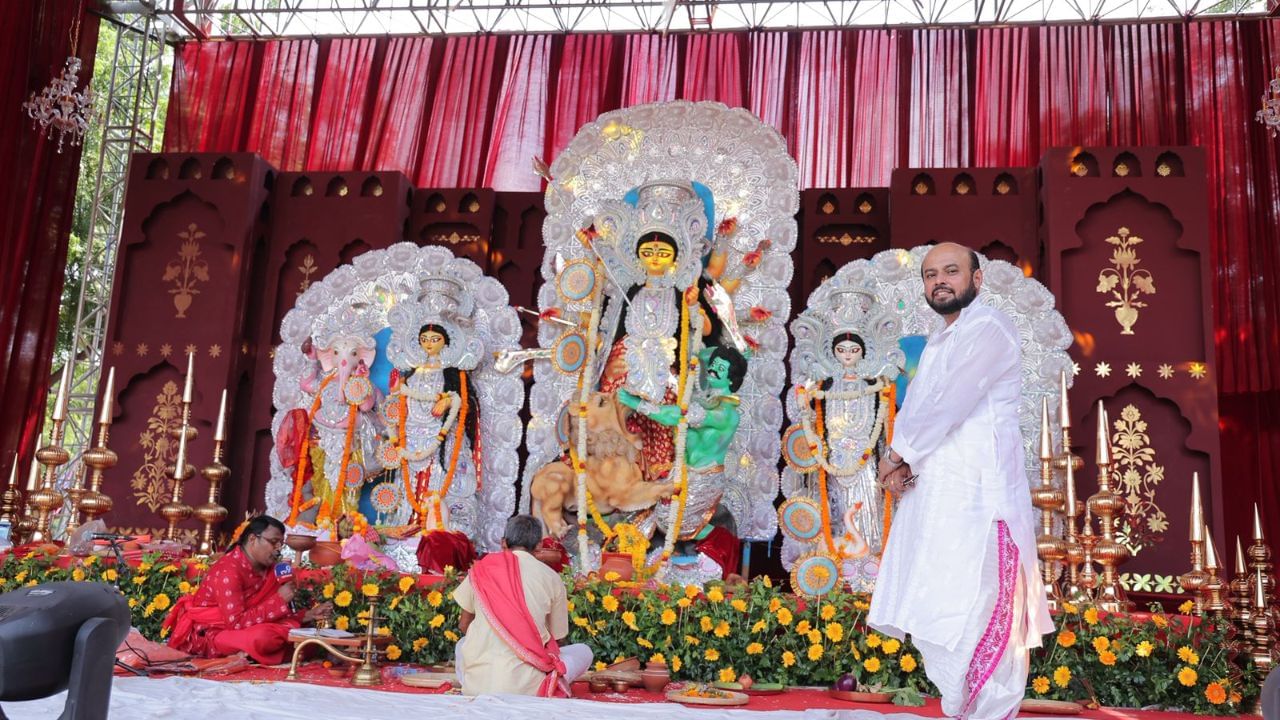 রাজধানীতেও চলছে দেবীর আরাধনা। মণ্ডপ সাজিয়ে, সমস্ত রীতি মেনে শুরু হয়েছে নয়াদিল্লির দুর্গোৎসব। শুরু হয়ে গিয়েছে টিভি৯ নেটওয়ার্ক আয়োজিত 'ফেস্টিভাল অব ইন্ডিয়া'।