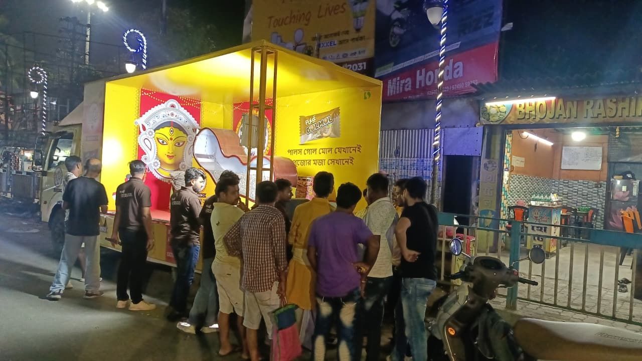 তৃতীয় বছরের জন্য পুজো মাতাতে চলে এসেছে পুজোয় পালস। পৌঁছে গিয়েছে রাজ্যের দুই জেলায় একদিকে বীরভূম। অন্যদিকে, উত্তর দিনাজপুর। গোটা শুক্রের সকাল থেকে সন্ধ্যা এই দুই জেলায় মাতিয়ে রাখল পুজোয় পালসের ক্যান্টার।