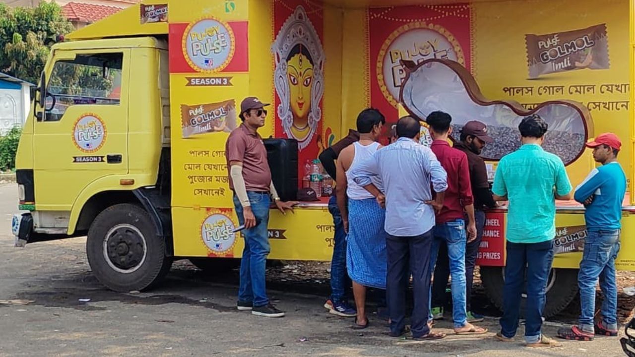 দুই জেলা ঘুরে সকাল থেকে পালস দেখেছে থিকথিক জনতার ভিড়। গোলমোলের স্বাদ নিতে এগিয়ে এসেছেন বহু মানুষ। চেখে দেখেছেন তেঁতুল স্বাদের ক্যান্ডি। ঘুরিয়েছেন স্পিন দ্য হুইলও।