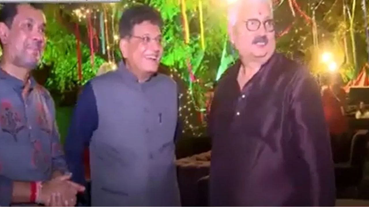 সপ্তমীতে টিভি৯ নেটওয়ার্কের এই অনুষ্ঠানে এসেছিলেন কেন্দ্রীয় বাণিজ্য মন্ত্রী পীযূষ গোয়েল। একদিকে বাঙালির দুর্গোৎসব, তার সঙ্গেই আবার দেশের অন্যান্য সংস্কৃতির মেলবন্ধন। সব কিছুই নজর কেড়েছে তাঁর।