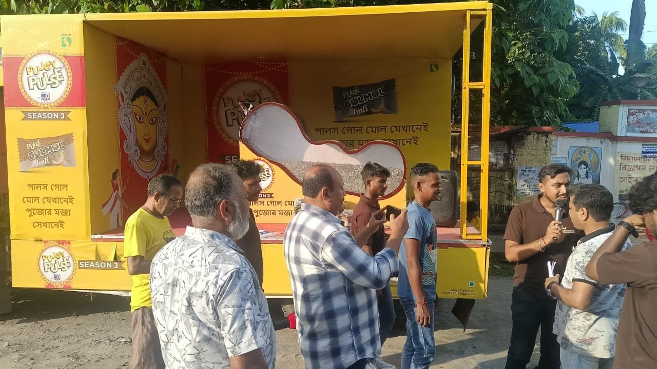 ইতিমধ্য়েই জলপাইগুড়িতে পৌঁছে গিয়েছে পুজোয় পালসের ক্যান্টার। ডেকে নিয়েছে এলাকাবাসীদের। ক্যান্টারের ঢাকের বাদ্যির সঙ্গে তাল মেলাতে জড়ো হয়েছেন শতাধিক মানুষ