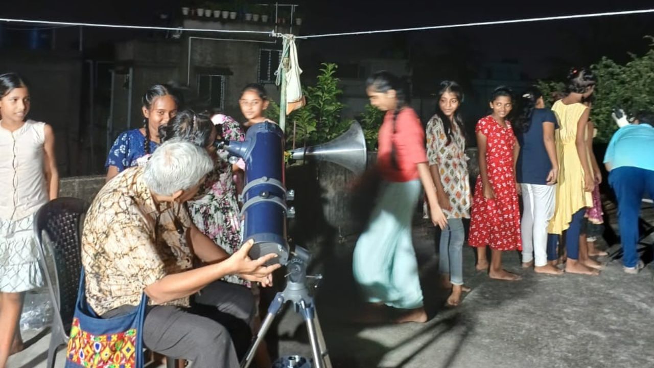 ছোটবেলা থেকেই অনেকে শুনেছেন রাহু-কেতু দুই রাক্ষস। এদের জন্যই হয় সূর্যগ্রহণ-চন্দ্রগ্রহণ। সমুদ্রমন্থনের সময় অমৃত কলষ উঠে এলে তা নিয়ে বিশাল যুদ্ধ বাঁধে দেবতা এবং অসুরের মধ্যে। কিন্তু মধ্যস্থতা করেন বিষ্ণুদেব। মোহিনী রূপে অবতীর্ণ হয়ে তিনি অমৃত ভাগের দায়িত্ব নেন। অমৃত লাভ করতেই নাকি দেবতাদের সারিতে ছদ্মবেশে দাঁড়িয়ে ছিল অসুর স্বরভানু। 