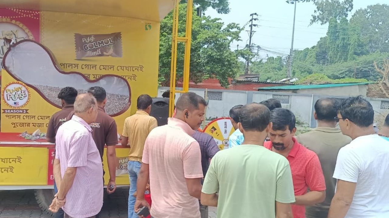 এদিন পুজোয় পালসের এই ক্যান্টার থাকল বীরভূম ও উত্তর দিনাজপুরের মোট চার জায়গায়। দু'টি বীরভূমের। বাকি দু'টি উত্তর দিনাজপুরের।