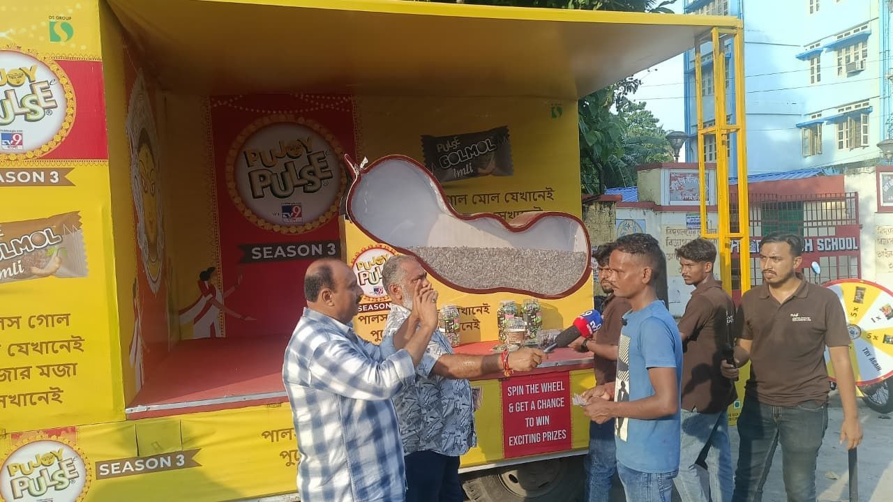 আর শুধুই কি জলপাইগুড়ি। যখন একটি ক্যান্টার ঘুরে বেড়াচ্ছে উত্তরবঙ্গ জুড়ে। তখন অন্য আরও একটি ক্যান্টার ঘুরে বেড়াচ্ছে 'লাল মাটির সরানে'। ঘুরছে পুরুলিয়া। ছড়িয়ে দিচ্ছে পুজোর আমেজ।