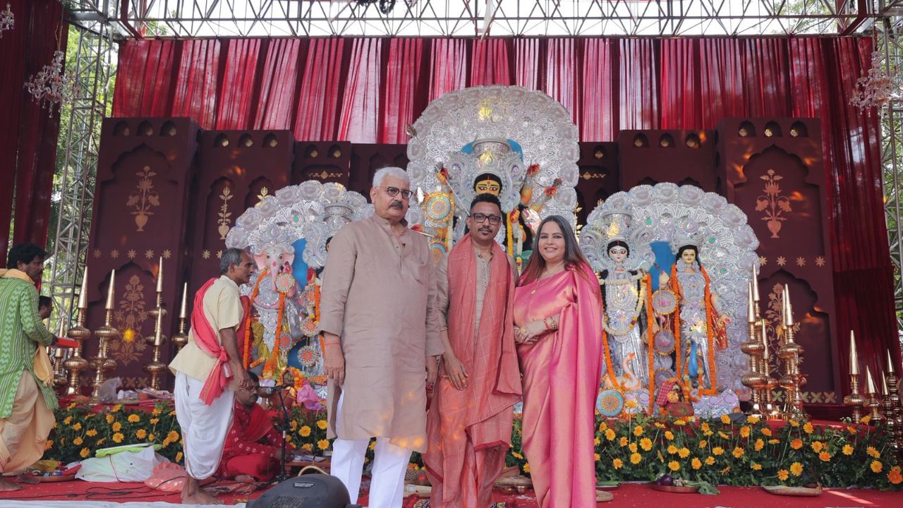 মোট পাঁচ দিনব্য়াপী এই দুর্গোৎসব ও তা ঘিরে চলা অনুষ্ঠানে মহাষষ্ঠীর দিনে যোগ দিয়েছিলেন TV9 নেটওয়ার্কের এমডি ও সিইও বরুণ দাস। TV9 নেটওয়ার্কের নিউজ ডিরেক্টর হেমন্ত শর্মা-সহ বেশ কয়েকজন ঊর্ধ্বতন কর্তৃপক্ষরা।