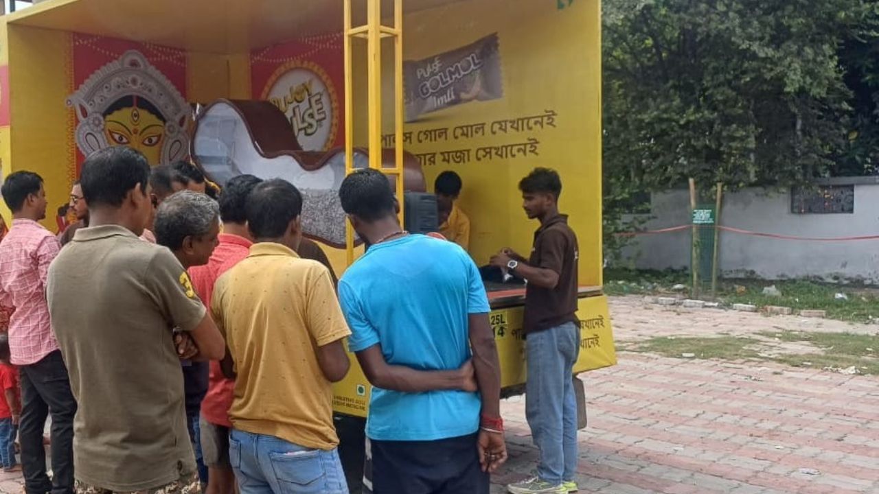 সকাল ১১টায় বোলপুরের আরতি মোড়ে পৌঁছে যায় পুজোয় পালসের ক্যান্টার। সেখানে থাকে বিকাল ৩টে পর্যন্ত। এরপর সেই ট্য়াবলো সোজা চলে যায় শান্তিনিকেতনের দিকে।