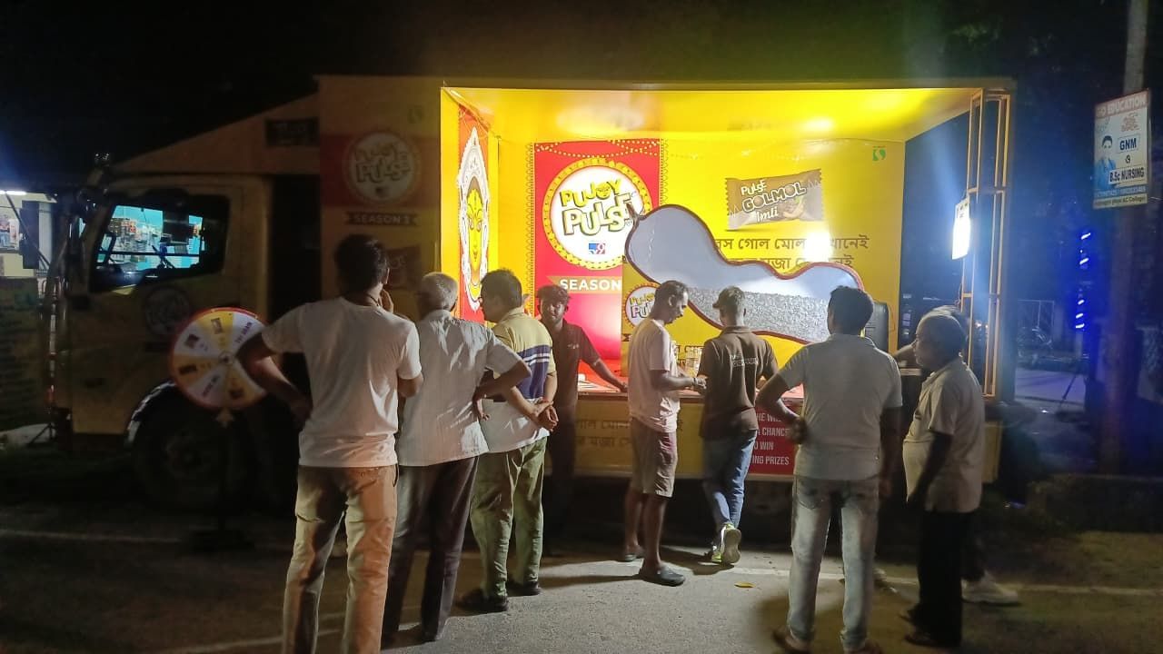 জানেন জলপাইগুড়িতে কোথায় ঘুরেছে ক্যান্টার। সংস্থা তরফে জানা গিয়েছে, বুধবারই সেখানে পৌঁছে গিয়েছিল পুজোয় পালসের ক্যান্টারটি। তারপর তা ঘুরেছে দুই জায়গায়।