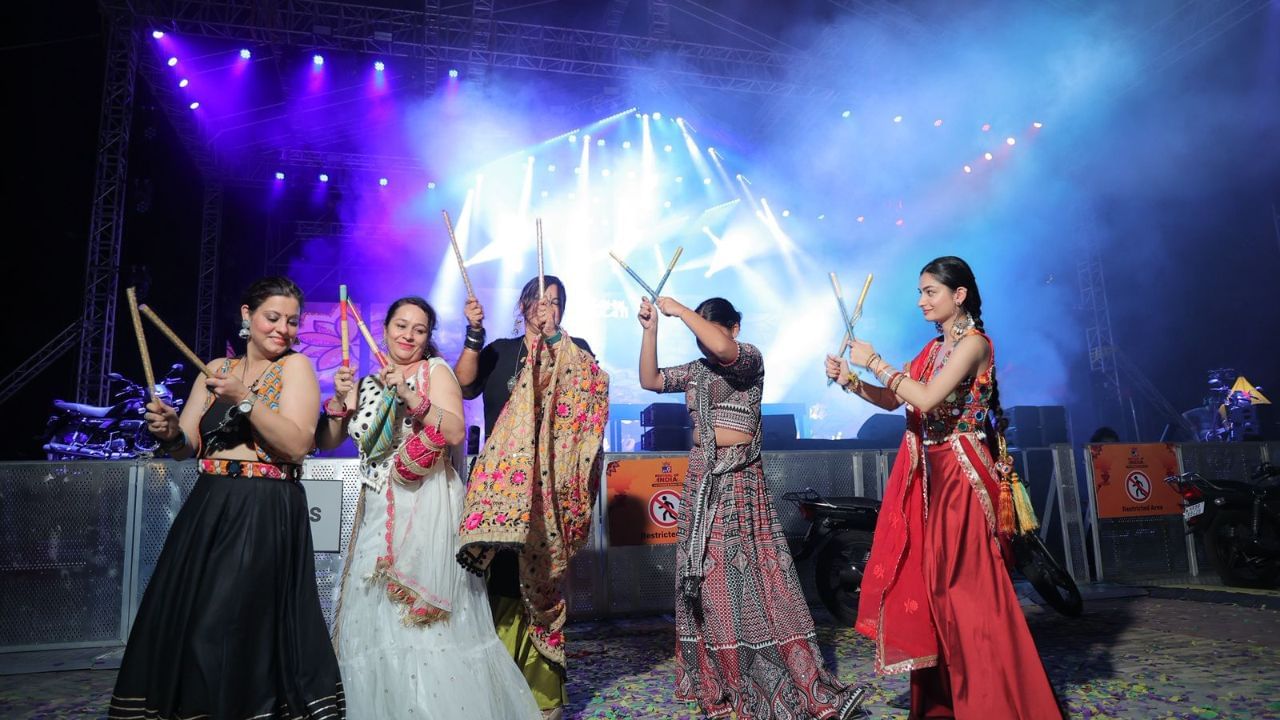 'ফেস্টিভাল অব ইন্ডিয়া'র চলতি বছরের আকর্ষণ কী? মেজর ধ্যানচাঁদ স্টেডিয়ামে অনুষ্ঠিত এই দুর্গোৎসবে বাদ পড়েনি কোনও রীতি। একেবারে তিথি মেনে চলছে পুজো অর্চনা। চলছে ভোগ নিবেদন। মাথায় রাখা হচ্ছে দুর্গাপুজোর সমস্ত নিয়মের কথা।