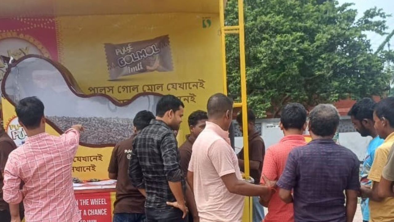 শান্তিনিকেতনের কাছে বিকাল ৪টে থেকে দাঁড়ায় পুজোয় পালসের ট্যাবলো। থাকবে সন্ধ্যা ৮টা পর্যন্ত। 