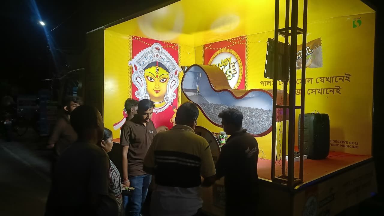 জলপাইগুড়িতে প্রথমে সকাল ১১টা থেকে দুপুর ৩টে পর্যন্ত থেকে এসি কলেজের সামনে। তারপর সেখান থেকে সরাসরি পৌঁছে গিয়েছিল গান্ধী মোড়, পিডি কলেজে রোডে। সেখানে বিকাল ৪টে থেকে সন্ধ্যা ৮টা পর্যন্ত ছিল ক্যান্টার।