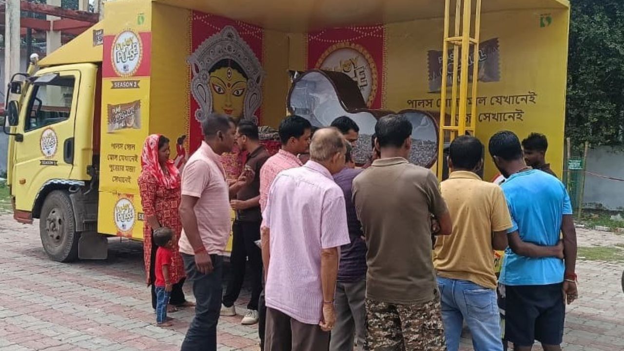 বোলপুর-বীরভূম তো মিটল। আরও একটি ট্যাবলো বা ক্যান্টার পৌঁছে গিয়েছে উত্তর দিনাজপুরের রায়গঞ্জ। রয়েছে একেবারে সকাল থেকে সন্ধ্যা পর্যন্ত। যা ঘিরে জড়ো হয়েছেন পথচারিরাও।