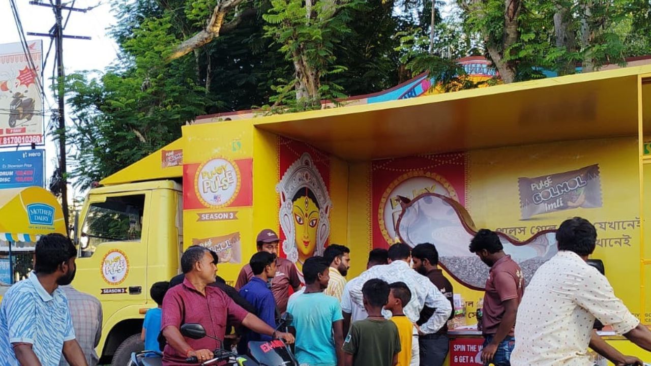 কিন্তু পুরুলিয়া, ওই লাল মাটির সরানে কীভাবে পুজোর আমেজ ছড়াল পুজোয় পালসের ক্যান্টার? জানা গিয়েছে সেখানে দুই জায়গা গিয়েছিল ক্যান্টারটি।