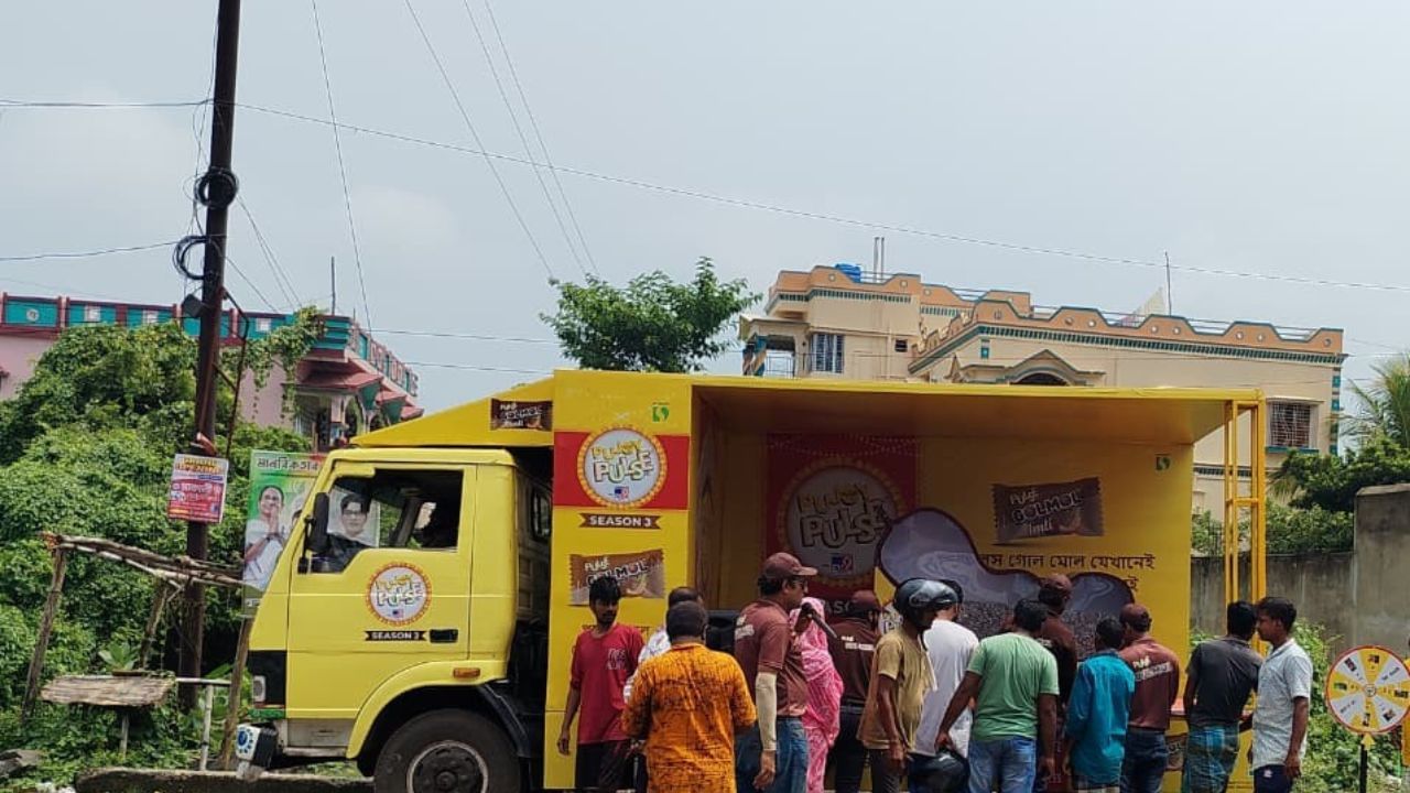 প্রথমে রায়গঞ্জের হেমতাবাদ স্কুলের সামনে পৌঁছয় পুজোয় পালসের ক্যান্টারটি। সেখানে থাকে সকাল ১১টা থেকে দুপুর ৩টে পর্যন্ত। সকাল থেকে ক্যান্টার ঘিরে তৈরি হয় ভিড়। উদ্বিগ্ন চোখে দেখতে আসেন পথচারিরা।