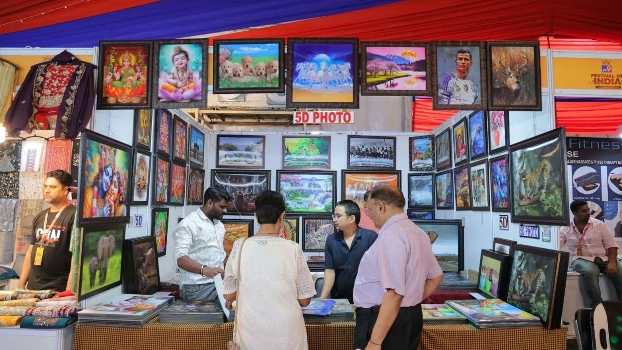 একেবারে নবমীর দিন দুর্গা প্রাঙ্গনের অনতিদূরে বসবে বিশেষ প্রদর্শনী, বসবে স্টল। মন ভরে শপিং করতে পারবন দর্শনার্থীরা।