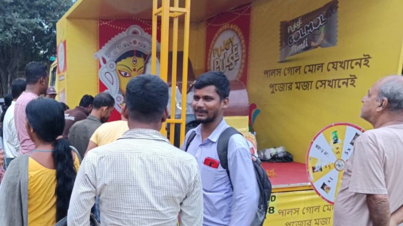 ৩টের পর সেই ক্য়ান্টার রওনা দেয় কালিয়াগঞ্জ বাসস্ট্যান্ডে। সেখানে ৪টে থেকে একেবারে সন্ধ্যা ৮টা পর্যন্ত রয়েছে ক্যান্টারটি। ঢাকের বাদ্যি ও গোলমোলের স্বাদ। পুজোয় পালসের ক্যান্টারের কথা এখন মানুষের মুখে মুখে।