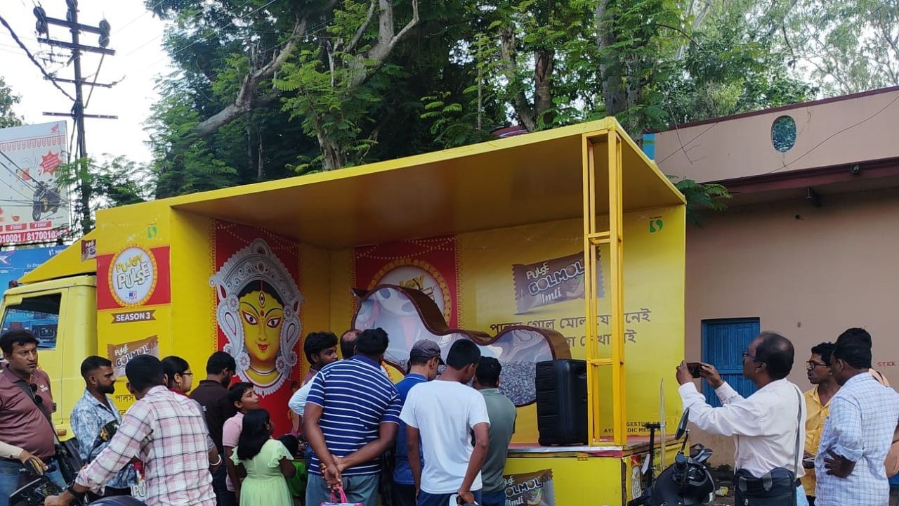 পালস খেয়ে মানুষ কী বলছেন? এক ভদ্রলোক বললেন, 'পালস তো খেলাম। আবার এখানে একটা খেলা খেলাচ্ছে ওটাও বেশ ভাল।' অন্য আরেক জন বললেন, 'ছোট থেকে বড় সবাই খুব ভালবাসে। আমার মেয়ে তো পালস খেতে ভীষণ ভালবাসে।'