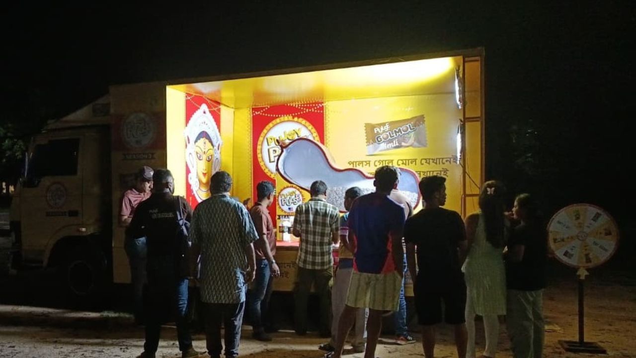 গত দুই বছরের সফলতাকে সঙ্গে করে তৃতীয় বছর জেলায় জেলায় ঘুরছে পুজোয় পালসের ক্যান্টার। ভিড় জমাচ্ছেন সাধারণ মানুষ। ক্যান্টার ঘিরে সকলের চোখে-মুখেই ধরা পড়ছে 'আনন্দ'।